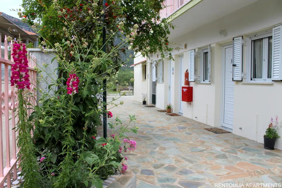 Το πλακόστρωτο με τα λουλούδια μπροστά στις πόρτες