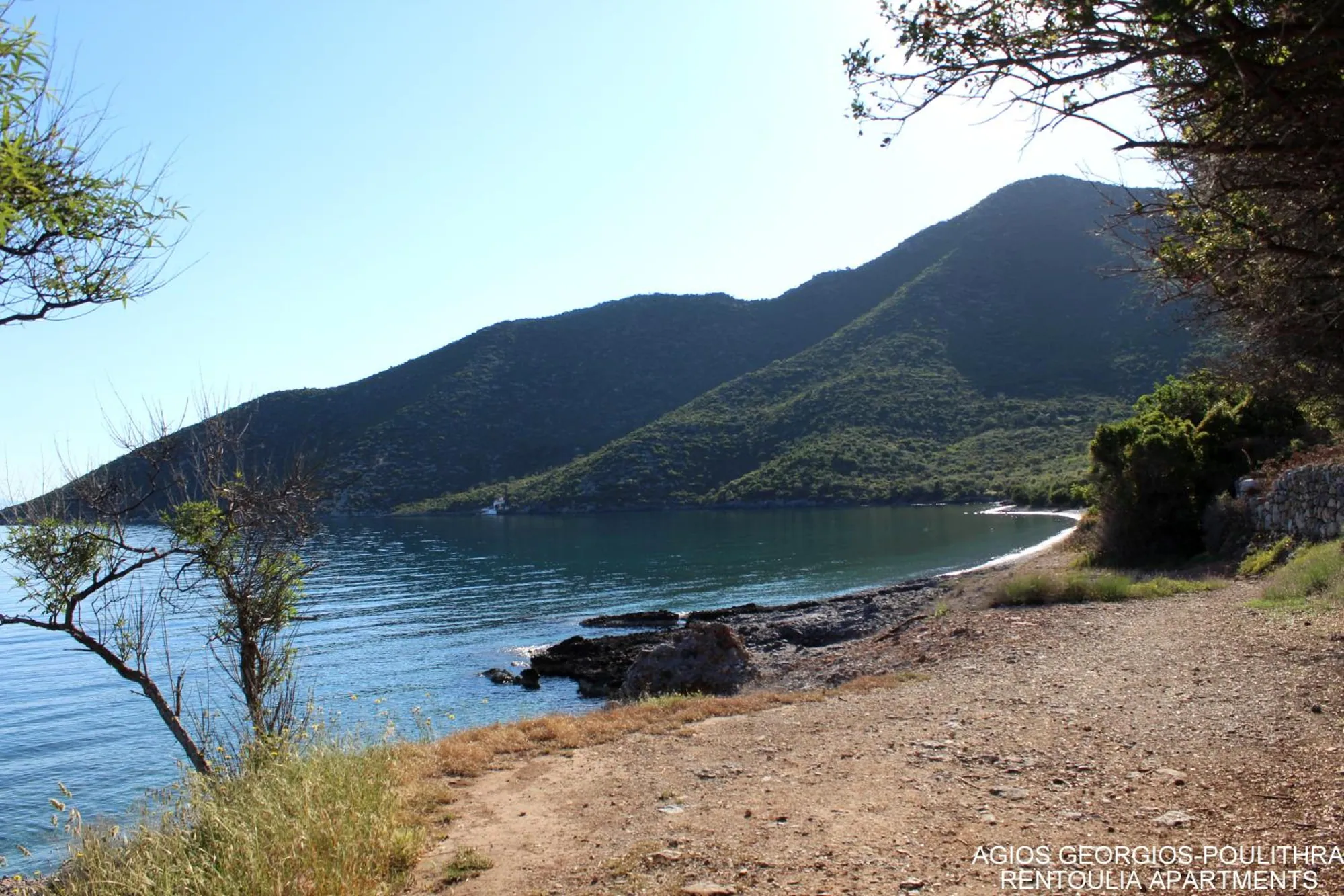 Η ακτή των Πουλίθρων και το βουνό πάνω από τη θάλασσα