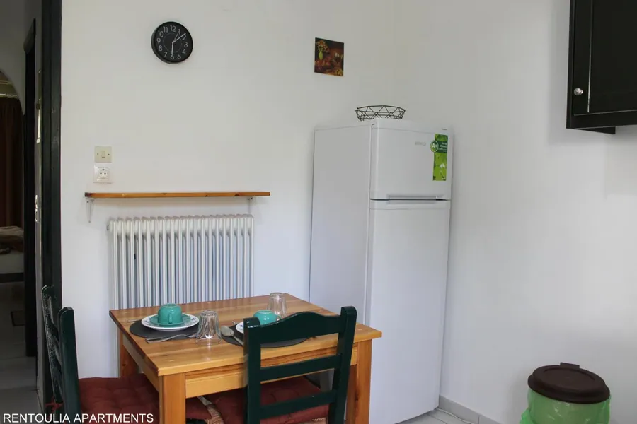 Τραπεζαρία και ψυγείο στο διαμέρισμα