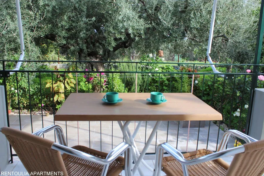 Τραπέζι με φλιτζάνια στη βεράντα